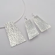 Ezüst nyakék, fülbevaló és lánc szett