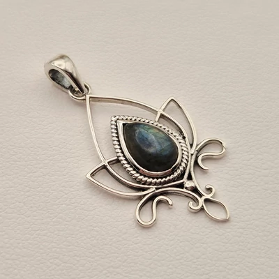 Ezüst labadorit köves medál