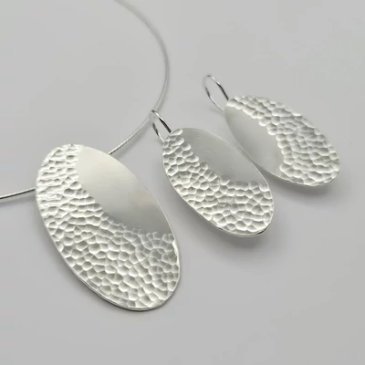 Ezüst nyakék, fülbevaló és lánc szett