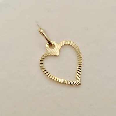 Sárga arany vésett szív medál